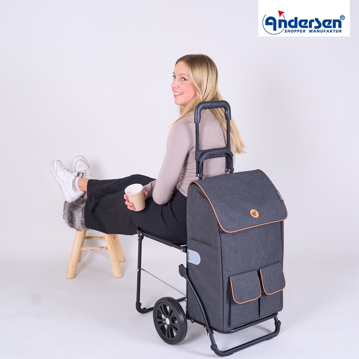 Photo du Komfort Shopper avec le si&egrave;ge d&eacute;pli&eacute;, personne assise