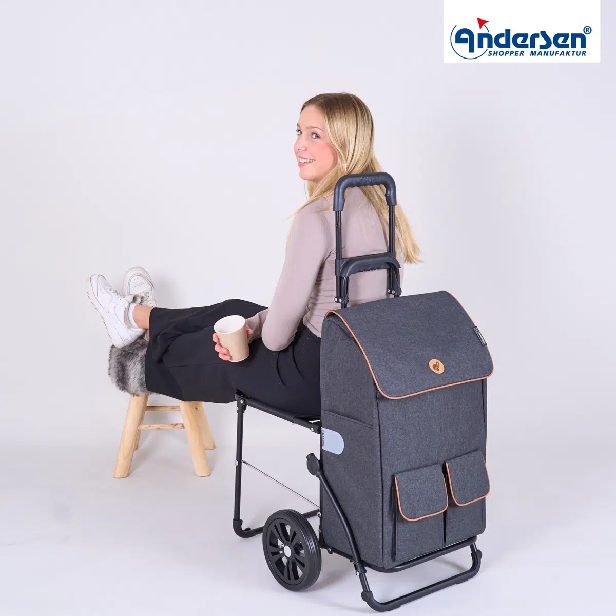 Photo du Komfort Shopper avec le siège déplié, personne assise